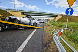 Kierowca bmw przebił się przez barierki na węźle Wschód