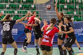 Start przegrał z mistrzyniami Polski