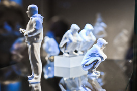 \"Stereotypowy mieszkaniec osiedla\" przykucnął w galerii