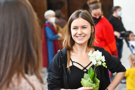 \"Stereotypowy mieszkaniec osiedla\" przykucnął w galerii