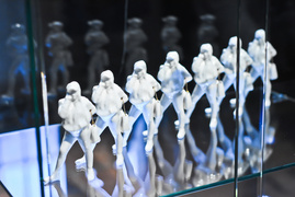 \"Stereotypowy mieszkaniec osiedla\" przykucnął w galerii