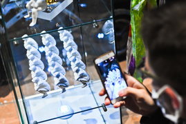 \"Stereotypowy mieszkaniec osiedla\" przykucnął w galerii