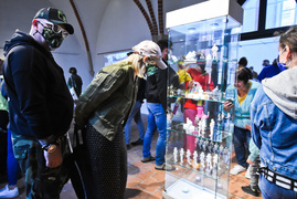 \"Stereotypowy mieszkaniec osiedla\" przykucnął w galerii