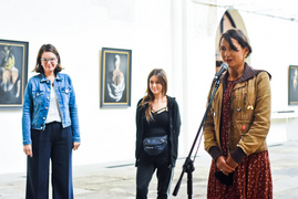 \"Stereotypowy mieszkaniec osiedla\" przykucnął w galerii