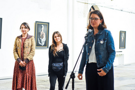 \"Stereotypowy mieszkaniec osiedla\" przykucnął w galerii