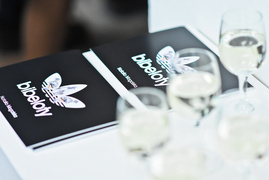 \"Stereotypowy mieszkaniec osiedla\" przykucnął w galerii