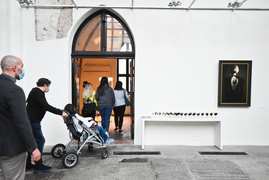 \"Stereotypowy mieszkaniec osiedla\" przykucnął w galerii