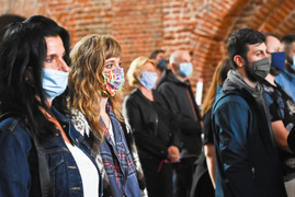 \"Stereotypowy mieszkaniec osiedla\" przykucnął w galerii