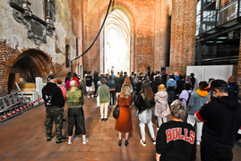 \"Stereotypowy mieszkaniec osiedla\" przykucnął w galerii