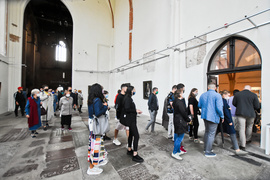 \"Stereotypowy mieszkaniec osiedla\" przykucnął w galerii