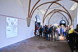 \"Stereotypowy mieszkaniec osiedla\" przykucnął w galerii