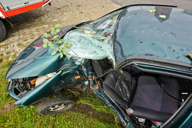 Kobieta kierująca vw polo uderzyła w drzewo