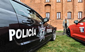 Mustangi zaparkowały na dziedzińcu muzeum