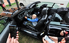 Mustangi zaparkowały na dziedzińcu muzeum