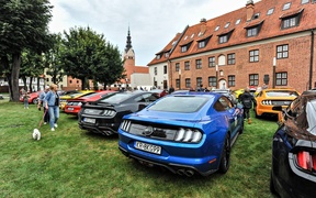 Mustangi zaparkowały na dziedzińcu muzeum