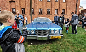 Mustangi zaparkowały na dziedzińcu muzeum