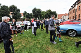 Mustangi zaparkowały na dziedzińcu muzeum