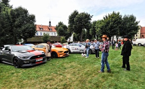 Mustangi zaparkowały na dziedzińcu muzeum