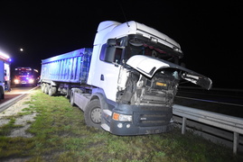 Zderzenie ciężarówki z mercedesem na trasie S7