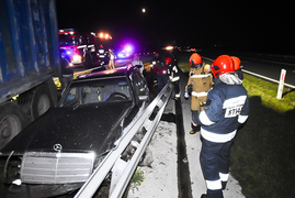 Zderzenie ciężarówki z mercedesem na trasie S7