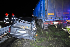 Zderzenie ciężarówki z mercedesem na trasie S7