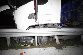 Zderzenie ciężarówki z mercedesem na trasie S7 zdjęcie nr 229749