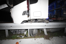 Zderzenie ciężarówki z mercedesem na trasie S7