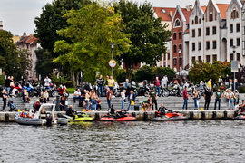 Kajakarskie święto na rzece