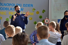 Świeć przykładem - policjanci rozdawali odblaski