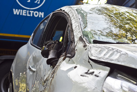 Uderzył w drzewo, bo zapalał papierosa