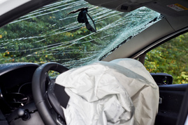 Uderzył w drzewo, bo zapalał papierosa