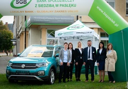 Zwycięzca Loterii Lokata SGB odbiera samochód w Braniewsko-Pasłęckim Banku Spółdzielczym