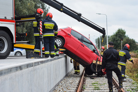 71-latek zepchnął toyotę z rampy kolejowej