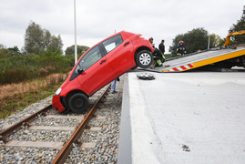 71-latek zepchnął toyotę z rampy kolejowej