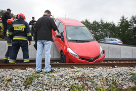 71-latek zepchnął toyotę z rampy kolejowej