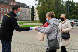 Dwa tysiące maseczek rozdane elblążanom