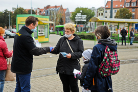 Dwa tysiące maseczek rozdane elblążanom