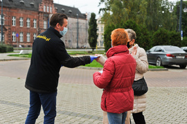 Dwa tysiące maseczek rozdane elblążanom