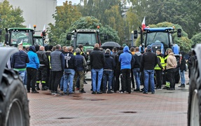 Rolniczy protest w Elblągu. \"Nie\" dla \"piątki Kaczyńskiego\"