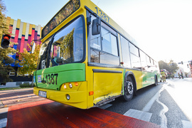 Kolizja skody z autobusem przy szkole muzycznej