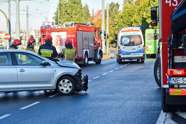 Kolizja skody z autobusem przy szkole muzycznej