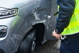 Wypadek na ul. Grota Roweckiego, audi przewróciło się na bok