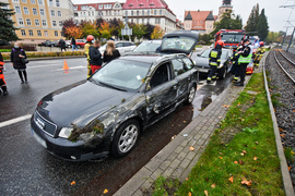 Wypadek na ul. Grota Roweckiego, audi przewróciło się na bok