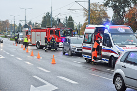 Wypadek na ul. Grota Roweckiego, audi przewróciło się na bok