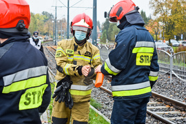 Wypadek na ul. Grota Roweckiego, audi przewróciło się na bok