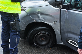 Wypadek na ul. Grota Roweckiego, audi przewróciło się na bok