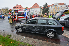 Wypadek na ul. Grota Roweckiego, audi przewróciło się na bok