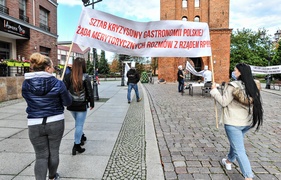 Gastronomia z czarną polewką dla rządu