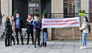 Gastronomia z czarną polewką dla rządu