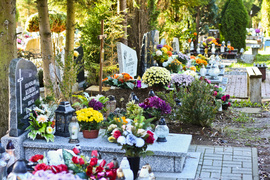 \"A dziś można już wejść na cmentarz?\"